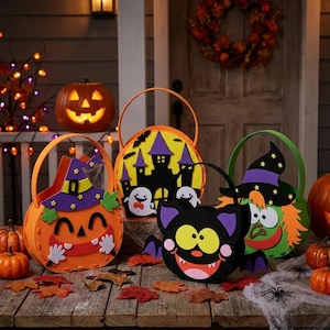 Peut inclure: Quatre seaux à friandises d'Halloween en feutrine avec anses. L'un est une citrouille orange avec un chapeau violet, un autre représente un manoir hanté et des fantômes, un est une chauve-souris noire aux grands yeux jaunes, et une sorcière verte.