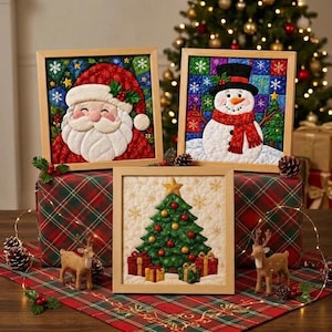Puede incluir: Tres cuadros decorativos cuadrados de tela con diseños navideños acolchados de Santa Claus, un muñeco de nieve y un árbol de Navidad con regalos. Cada pieza está en un marco de madera clara y muestra costuras detalladas.