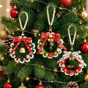 DIY kerstkrans van pijpenragers, kerstboomversiering met belletjes, deurdecoratie, feestelijke knutselactiviteit voor volwassenen en tieners, kerstcadeau