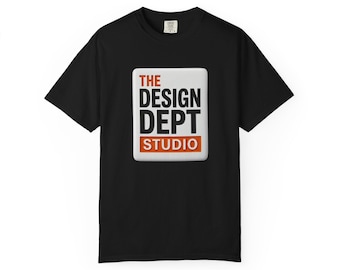 Koszulka z nadrukiem The Design Dept Studio | Koszulka z nadrukiem z logo, w kolorze rdzawym, barwiona na tkaninie przez TheDesignDeptStudio