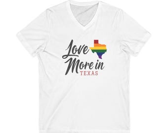 Koszulka z dekoltem w serek Love More in Texas | Tęczowa koszulka z napisem Texas State Pride