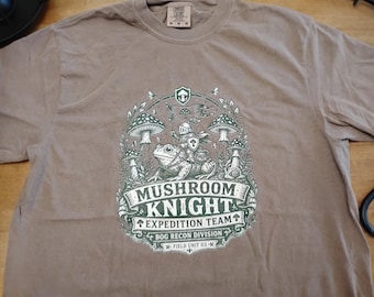 Koszulka Mushroom Knight Frog Rider | Koszulka Goblincore Fantasy Woodland | Linoryt w stylu vintage w stylu średniowiecznym