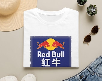 Koszulka z logo Red Bull i chińskimi znakami | Koszulka z nadrukiem napoju energetycznego