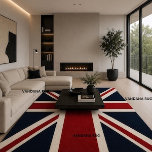 Può includere: Soggiorno con un tappeto Union Jack blu navy, rosso e bianco. Il tappeto è posto davanti a un tavolino nero. Sono visibili anche un divano beige e un camino.