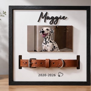 Op de afbeelding: Een vierkante zwarte lijst met een witte achtergrond, de naam Maggie in zwarte schrijfletters, een rechthoekige foto van een gevlekte hond, een bruine leren halsband met metalen gesp en de tekst 2020-2026 naast een hartje met pootafdruk.