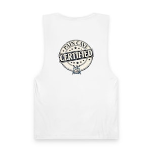 Può includere: Una canotta bianca senza maniche con una grafica circolare sul retro. Il design include il testo PAIN CAVE CERTIFIED in blu scuro, circondato da stelle e un piccolo emblema in basso con le lettere SH CO e dei remi incrociati.