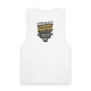 Pode incluir: Uma regata branca sem mangas com um gráfico no peito. O design inclui o texto "MASTERS BUT STILL FASTER" em branco e amarelo, posicionado acima de um monitor digital de remo preto exibindo "500m 1:38" e um pequeno logotipo "SH CO".