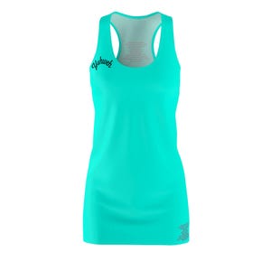 Puede incluir: Un vestido tipo camiseta de tirantes con espalda nadadora en color turquesa brillante que presenta la palabra Yahweh en letra cursiva negra en el pecho. La prenda incluye un pequeño texto impreso claro en el cuello interior y el dobladillo.