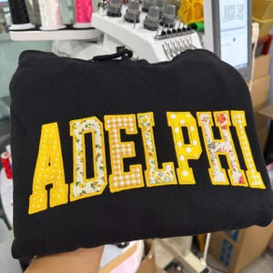 Sudadera personalizada con nombre de la escuela bordado, cuello redondo con apliques estilo universitario personalizados, sudadera universitaria con patchwork floral, regalo perfecto.