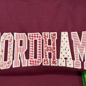 Individuell besticktes Sweatshirt mit College-Applikation, personalisiertes Sweatshirt mit College-Buchstaben, Patchwork-Namens-Rundhalsausschnitt, Geschenk im Preppy-Stil