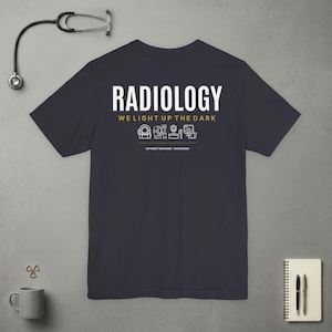 暗闇を照らすTシャツ｜インスピレーションを与えるテキストTシャツ、背面にミニマルなX線技術プリント