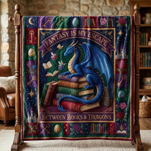 Coperta con drago fantasy, La fantasia è la mia via di fuga, Coperta in pile di flanella, Coperta da lettura "Tra libri e draghi", Regalo per gli amanti dei libri