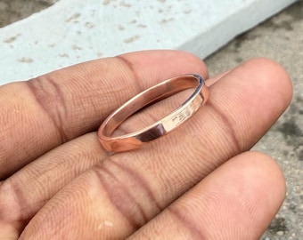 Puede incluir: Un anillo de banda simple en oro rosa pulido con una superficie exterior lisa y redondeada y un acabado metálico reflectante. El anillo presenta un ancho constante en toda su circunferencia, mostrando un tono cálido de oro rosado.