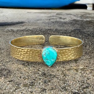 Gehamerde turquoise messing armband, turquoise edelsteen manchetarmband, boho-sieraden uit het zuidwesten, handgemaakte statement armband
