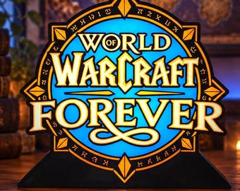 Może przedstawiać: Podświetlany znak z logo World of Warcraft i słowem FOREVER poniżej. Projekt jest okrągły, z jasnoniebieskim tłem, złotymi literami i czarną ramką z ozdobnymi geometrycznymi punktami oraz symbolami.