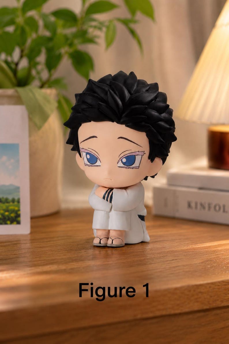 Puede incluir: Una peque&ntilde;a figura de un personaje con cabello negro puntiagudo y ojos azules, vistiendo un atuendo blanco. La figura est&aacute; arrodillada con los brazos cruzados. El texto "Figure 1" est&aacute; en la parte inferior.