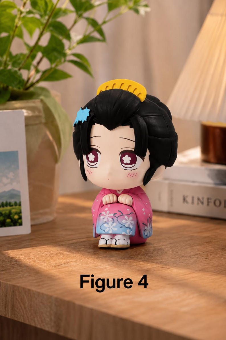 Puede incluir: Peque&ntilde;a figura de un personaje con cabello negro, un peine amarillo y un accesorio azul para el cabello. La figura lleva un kimono rosa con estampados florales. El texto "Figure 4" est&aacute; debajo.