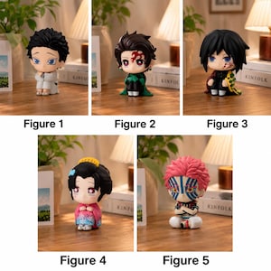 Puede incluir: Se muestran cinco peque&ntilde;as figuras de personajes de anime. La figura 1 es un personaje con un atuendo blanco. La figura 2 es un personaje con un atuendo verde. La figura 3 es un personaje con un atuendo negro y rojo. La figura 4 es un personaje con un atuendo rosa. La figura 5 es un personaje con cabello rosado.