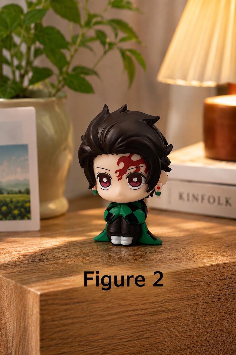 Puede incluir: Una peque&ntilde;a figura de un personaje con cabello oscuro y un dise&ntilde;o rojo y negro en la frente. La figura viste un atuendo a cuadros verdes y negros. El texto "Figure 2" est&aacute; en la parte inferior de la imagen. La figura est&aacute; sobre una superficie de madera.