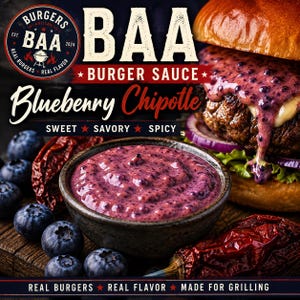 Può includere: Una ciotola di salsa per hamburger viola ai mirtilli e chipotle accanto a mirtilli freschi e un peperoncino chipotle essiccato. Un hamburger guarnito con la stessa salsa è visibile sullo sfondo. Il testo include BAA BURGER SAUCE, Blueberry Chipotle, SWEET SAVORY SPICY e REAL BURGERS REAL FLAVOR MADE FOR GRILLING.