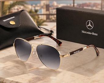 Occhiali da sole da aviatore polarizzati da uomo Mercedes-Benz con montatura dorata, lenti sfumate e protezione UV.