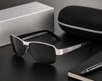 Occhiali da sole polarizzati rettangolari con logo Audi, montatura in tessuto e metallo, antiriflesso, ideali per la guida, un regalo perfetto per un uomo elegante.