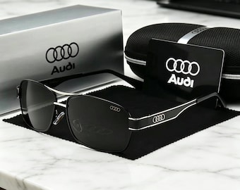 Die quadratische polarisierte Sonnenbrille Audi wird mit einer vollständigen Zubehörbox, Metallbügeln sowie UV-Schutz- und Antireflexgläsern geliefert.