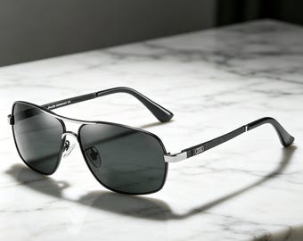 Quadratische polarisierte Pilotenbrille mit Doppelsteg und texturierten Metallbügeln, geeignet für geschäftliche Gelegenheiten.