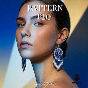 Könnte beinhalten: Eine Frau trägt lange, perlenbesetzte Ohrringe mit einem Spiraldesign in Blau-, Weiß- und Goldtönen. Die Ohrringe sind rechteckig mit spitzem Boden. Das Bild hat den Text "PATTERN PDF" und "Amelia's bead Pattern".