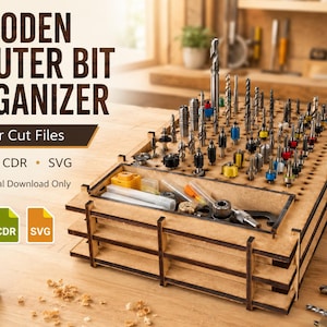 Peut inclure: Un organisateur de fraises en bois à plusieurs niveaux avec de nombreux trous pour le rangement vertical des fraises et un compartiment avant pour les accessoires. Le texte indique WOODEN ROUTER BIT ORGANIZER, Laser Cut Files, DXF, CDR, SVG, Digital Download Only.