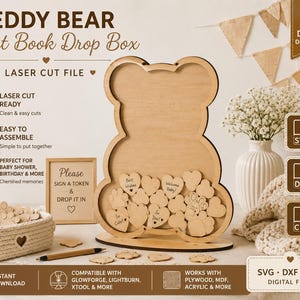 Può includere: Un libro degli ospiti in legno tagliato al laser a forma di orsetto con supporto, accompagnato da un piccolo cestino intrecciato pieno di gettoni in legno a forma di cuore e zampa, una penna e un cartello con la scritta Please SIGN A TOKEN & DROP IT IN.