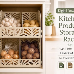 Puede incluir: Un estante de cocina de dos niveles en color blanco roto con patrones decorativos cortados con láser, que contiene bolsas de ajo, patatas y cebollas. El texto dice Digital Download, Kitchen Produce Storage Rack, SVG | DXF | CDR, Laser Cut Files.
