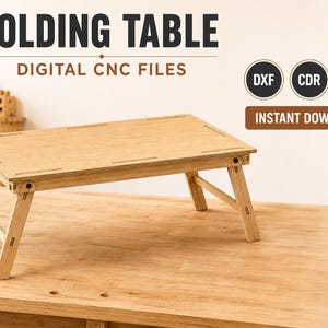Op de afbeelding: Een inklapbare tafel van lichtgekleurd hout met een rechthoekig blad en vier schuine poten. De afbeelding bevat de tekst FOLDING TABLE DIGITAL CNC FILES, DXF, CDR, SVG en INSTANT DOWNLOAD. De tafel staat op een houten ondergrond.