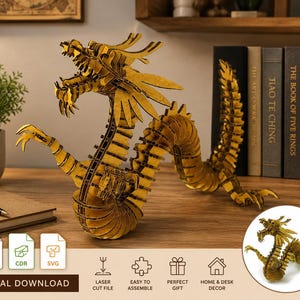 Könnte beinhalten: Eine dreidimensionale, lasergeschnittene Holzdrachenskulptur mit segmentiertem Körper, komplexen Schuppen und einem geschwungenen Schwanz. Der Drache besteht aus ineinandergreifenden flachen Teilen mit natürlicher Holzoberfläche und dunklen Schnittkanten.