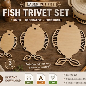 Könnte beinhalten: Ein Set aus drei hellen, fischförmigen Untersetzern aus Holz in verschiedenen Größen mit lasergeschnittenen Details an Flossen und Schwänzen. Der Text LASER CUT FILE FISH TRIVET SET 3 SIZES DECORATIVE FUNCTIONAL ist über den Holzformen zu sehen.