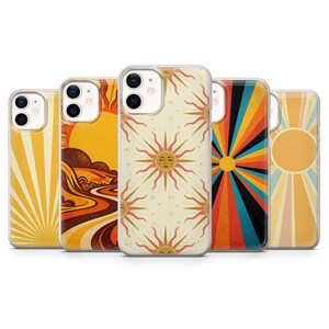 Pode incluir: Cinco capas transparentes para telemóvel com vários designs de temática solar. Os padrões incluem raios de sol amarelos, uma paisagem com um sol poente, um motivo repetitivo de rostos solares sobre creme e um raio solar radial multicolorido.