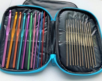 Puede incluir: Una funda negra con cremallera y ribete azul que contiene un juego de 20 agujas de tejer. Las agujas están dispuestas en dos filas, con las agujas más pequeñas en la fila superior y las agujas más grandes en la fila inferior. Todas las agujas son de color plateado y tienen un acabado liso.