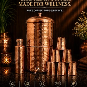 Puede incluir: Un juego de filtro de agua, botella y tazas de cobre. El juego de cobre con acabado martillado incluye un filtro de agua grande con grifo, una botella alta y seis tazas pequeñas. El texto dice "CRAFTED IN COPPER. MADE FOR WELLNESS."