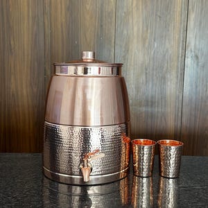 Jarra de agua de cobre puro de diseño, dispensador de agua de gran capacidad de 15 litros con tapa / Recipiente de almacenamiento de cobre indio hecho a mano
