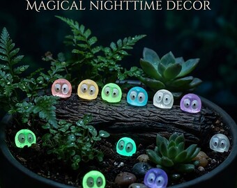 Simpatica statuetta di spirito della foresta, piccolo fantasma in resina, folletto della polvere, animaletto fatato stravagante per la scrivania, decorazione per giardino fatato, miniatura kawaii, regalo per un amico