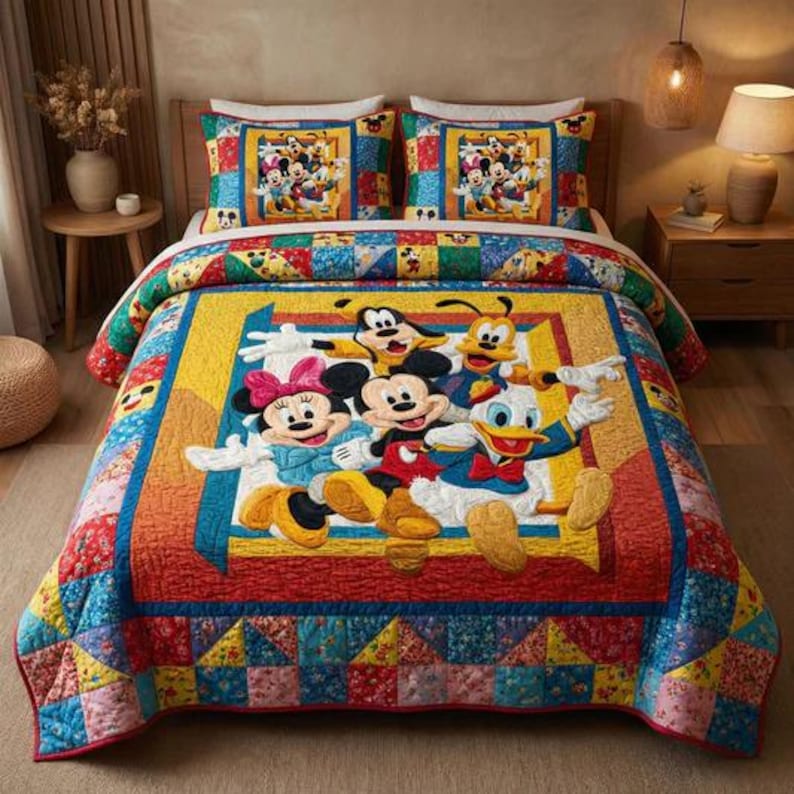 Puede incluir: Una colcha de patchwork colorida y dos fundas de almohada a juego con un gr&aacute;fico central de Mickey Mouse, Minnie Mouse, Donald Duck, Goofy y Pluto. El juego de cama muestra una mezcla vibrante de patrones florales en rojo, amarillo, azul y verde.