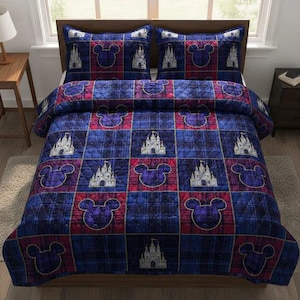 Op de afbeelding: Een blauwe, rode en paarse geruite quiltset met bijpassende kussenslopen. De quilt heeft een patroon van Mickey Mouse-silhouetten en kasteelontwerpen. Het beddengoed is op een houten bedframe in een goed verlichte kamer geplaatst.