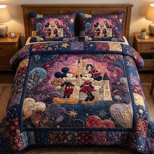 Puede incluir: Un juego de cama acolchado con Mickey y Minnie Mouse frente a un castillo. El juego incluye un edred&oacute;n y dos fundas de almohada. El edred&oacute;n tiene un dise&ntilde;o de patchwork con motivos de coraz&oacute;n y estrella, en tonos azules, morados y rojos.