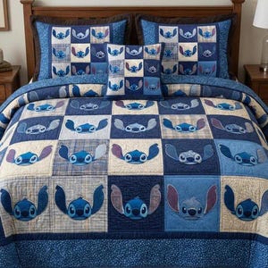 K&ouml;nnte beinhalten: Blau-wei&szlig;es Steppdecken-Set mit Patchwork-Design mit der Figur Stitch. Das Set enth&auml;lt eine Steppdecke, zwei Kissenbez&uuml;ge und ein Zierkissen. Die Steppdecke besteht aus Quadraten mit Stitchs Gesicht. Die Steppdecke misst ca. 228 cm x 228 cm.