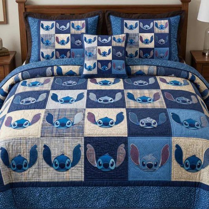 K&ouml;nnte beinhalten: Blau-wei&szlig;es Steppdecken-Set mit Patchwork-Design mit der Figur Stitch. Das Set enth&auml;lt eine Steppdecke, zwei Kissenbez&uuml;ge und ein Zierkissen. Die Steppdecke besteht aus Quadraten mit Stitchs Gesicht. Die Steppdecke misst ca. 228 cm x 228 cm.