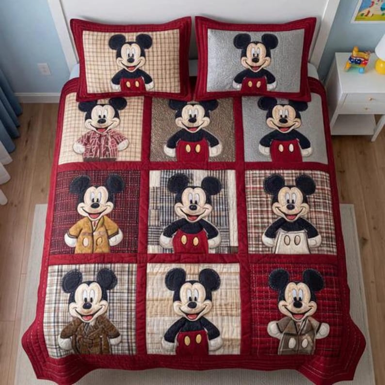 Może przedstawiać: Czerwono-beżowy zestaw kołdry Mickey Mouse z dwiema pasującymi poszewkami na poduszki. Kołdra posiada dziewięć kwadrat&oacute;w z r&oacute;żnymi wzorami Myszki Miki, każdy w innym stroju. Zestaw wykonany jest z pikowanej tkaniny.