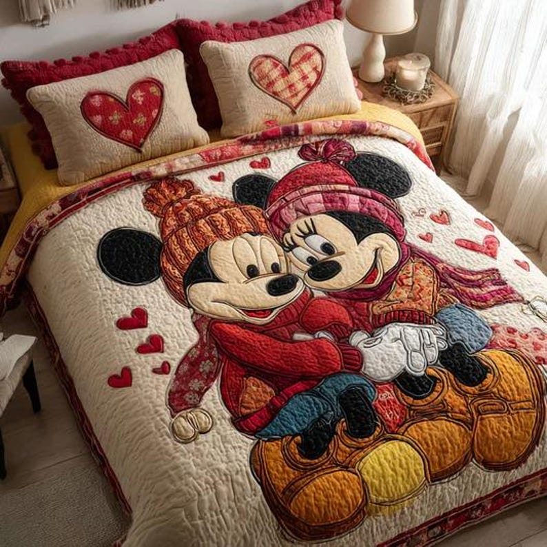 Puede incluir: Una colcha acolchada con un gr&aacute;fico grande de Mickey y Minnie Mouse con gorros y bufandas de invierno, rodeados de peque&ntilde;os corazones rojos. El juego de cama incluye dos almohadas rectangulares a juego con dise&ntilde;os de corazones.