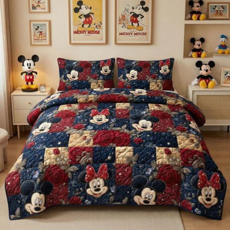 Puede incluir: Un edred&oacute;n de retazos y dos fundas de almohada con Mickey y Minnie Mouse. El edred&oacute;n tiene un fondo azul marino con rosas rojas y cuadrados beige. Mickey y Minnie Mouse aparecen en el edred&oacute;n y las fundas de almohada.