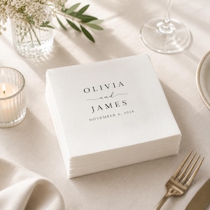 Könnte beinhalten: Ein Stapel quadratischer weißer Papierservietten mit schwarzem Aufdruck, der Olivia and James sowie das Datum 6. November 2026 in der Mitte der obersten Serviette zeigt. Die Servietten haben eine dezente, diagonal geprägte Textur.