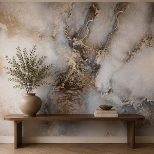 Peut inclure: Une peinture murale présentant un motif de marbre tourbillonnant dans des tons de blanc, de gris et de bleu profond avec des veines dorées métalliques. Elle est placée derrière un long banc en bois sombre, un vase en céramique et deux livres.